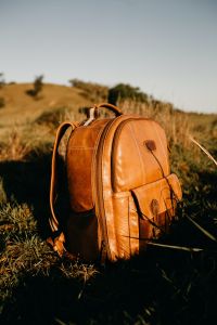 vivre à la campagne : un sac à dos posé dans la brousse